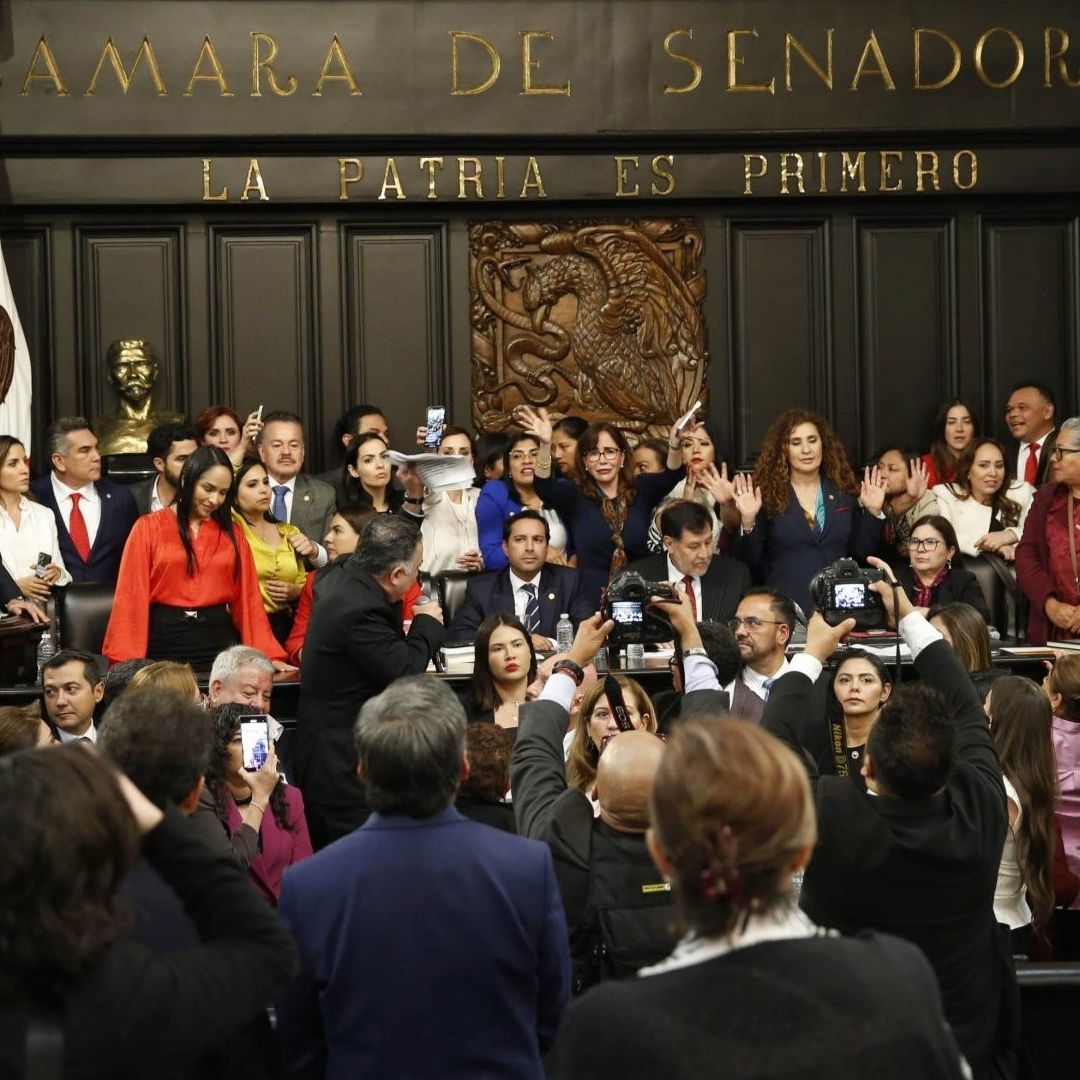 Senadores de Oposición Suben a la Tribuna para Protestar por Reforma Judicial, en Xicoténcatl
