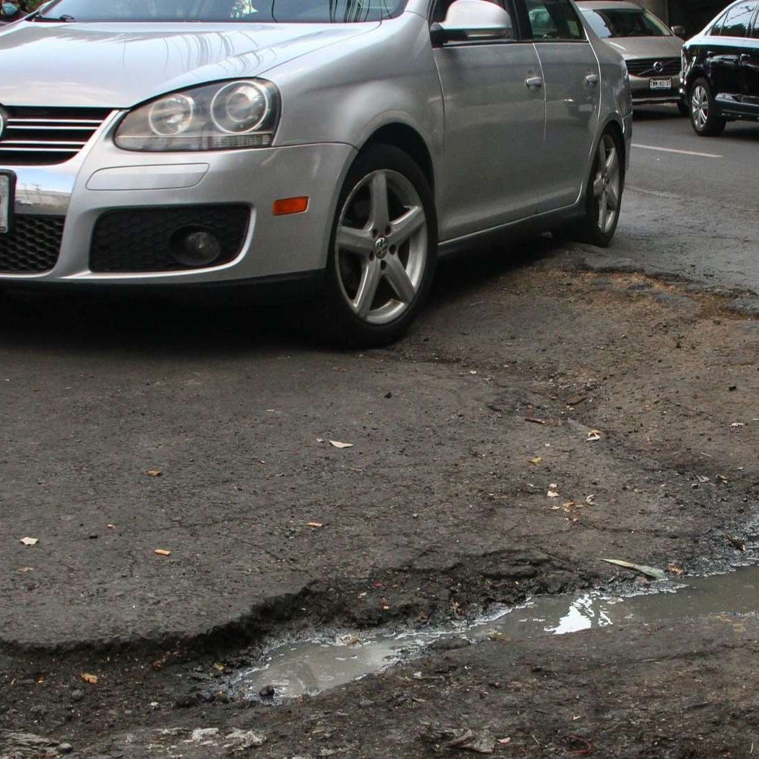 Vehículos pueden sufrir daños al caer en baches de la CDMX