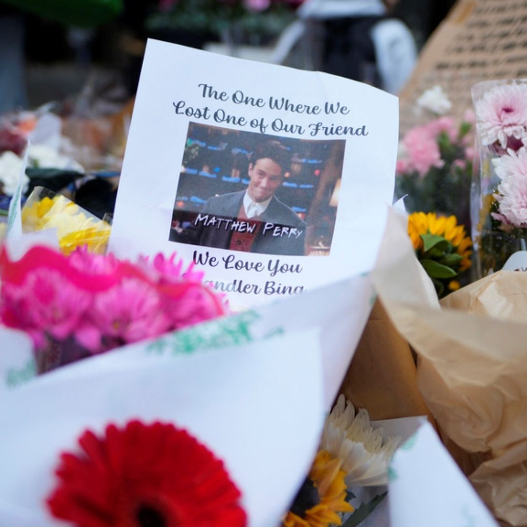Memorial por muerte de Matthew Perry en edificio que aparece en ‘Friends’, en Nueva York