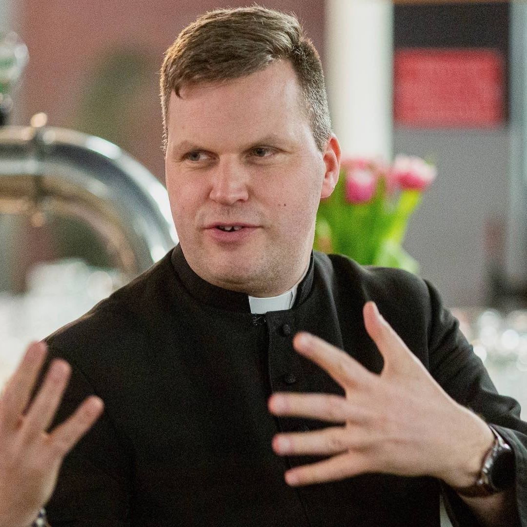 Sacerdote anti-LGBT acusado de ir a fiestas gay