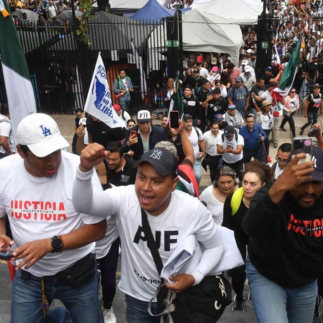 Este martes manifestantes entraron a la fuerza a las instalaciones del Senado para tratar de interrumpir la sesión. Foto Cuartoscuro