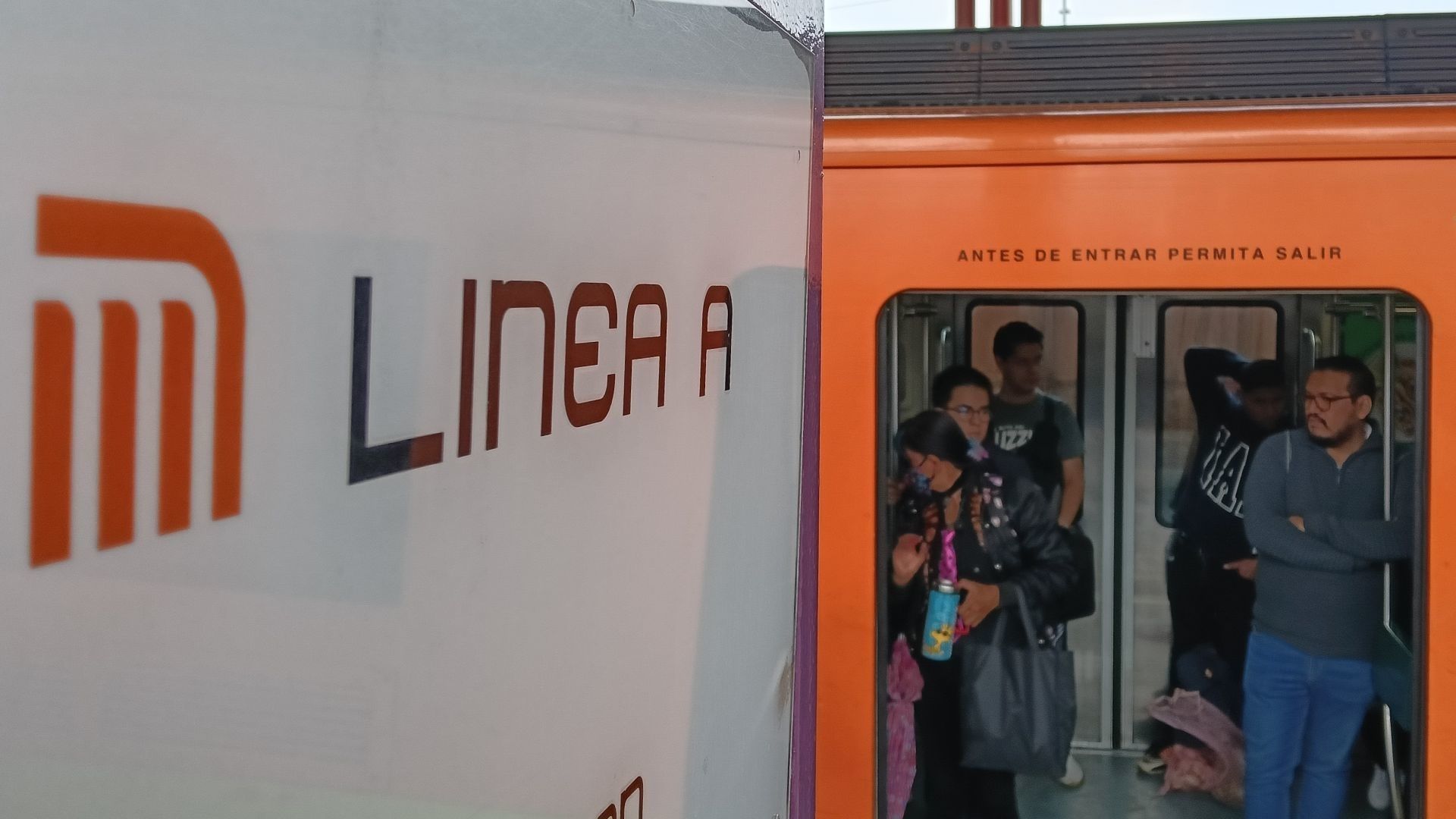 letrero de la Línea A del Metro CDMX