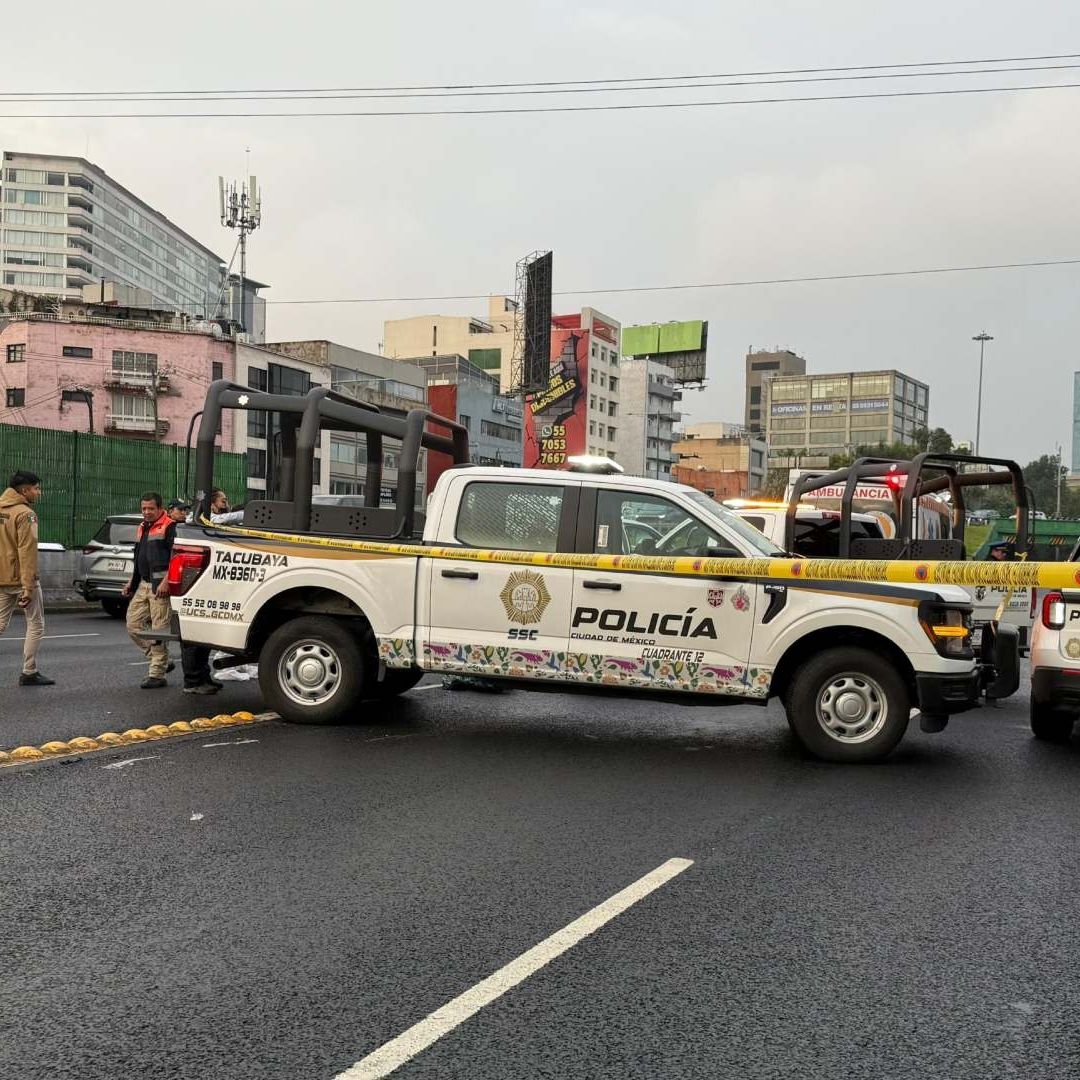 Policías en lugar del accidente en motocicleta en la colonia Escandón