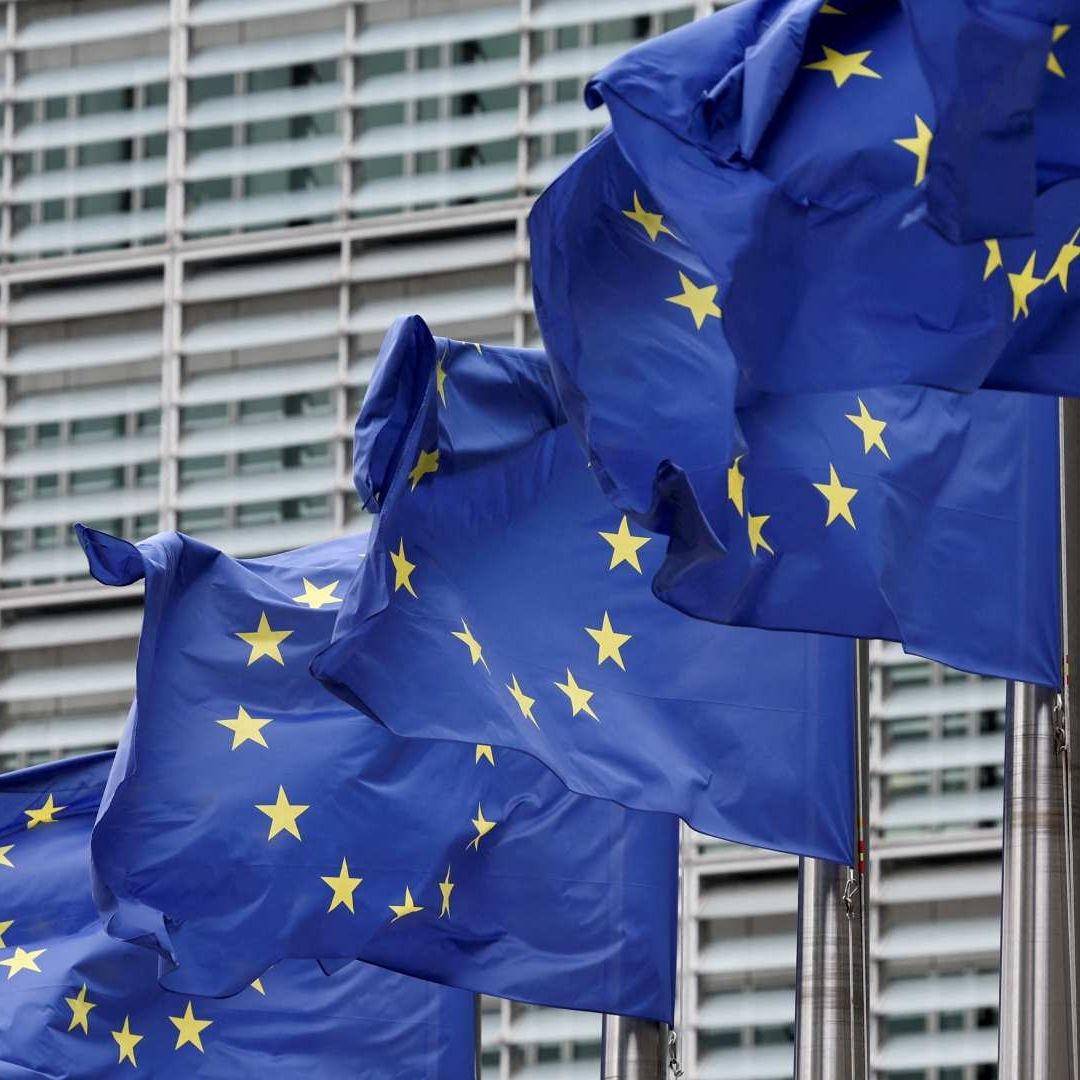 Banderas de la Unión Europea ondean afuera de la sede de la Comisión Europea en Bruselas