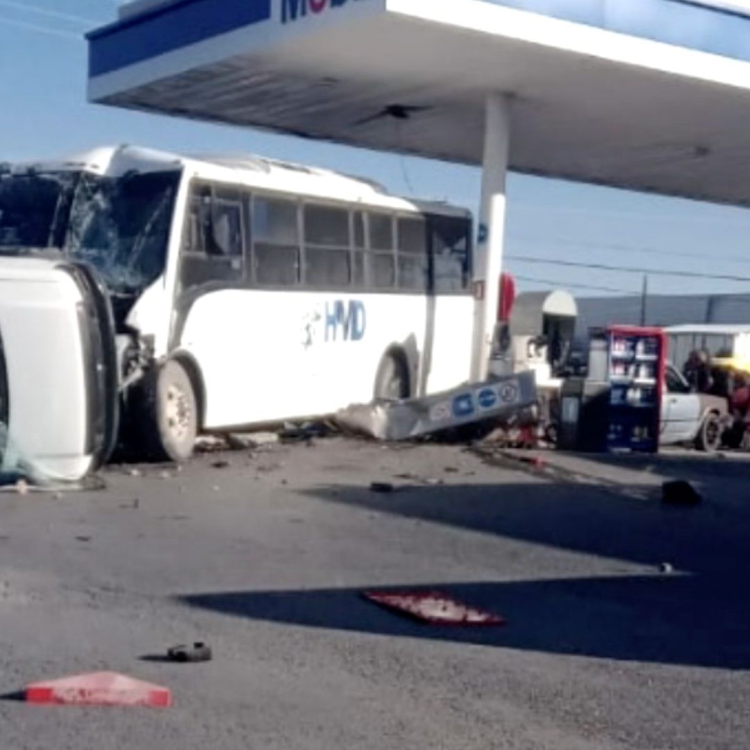 Choque múltiple en gasolinera de Ciénega de Flores