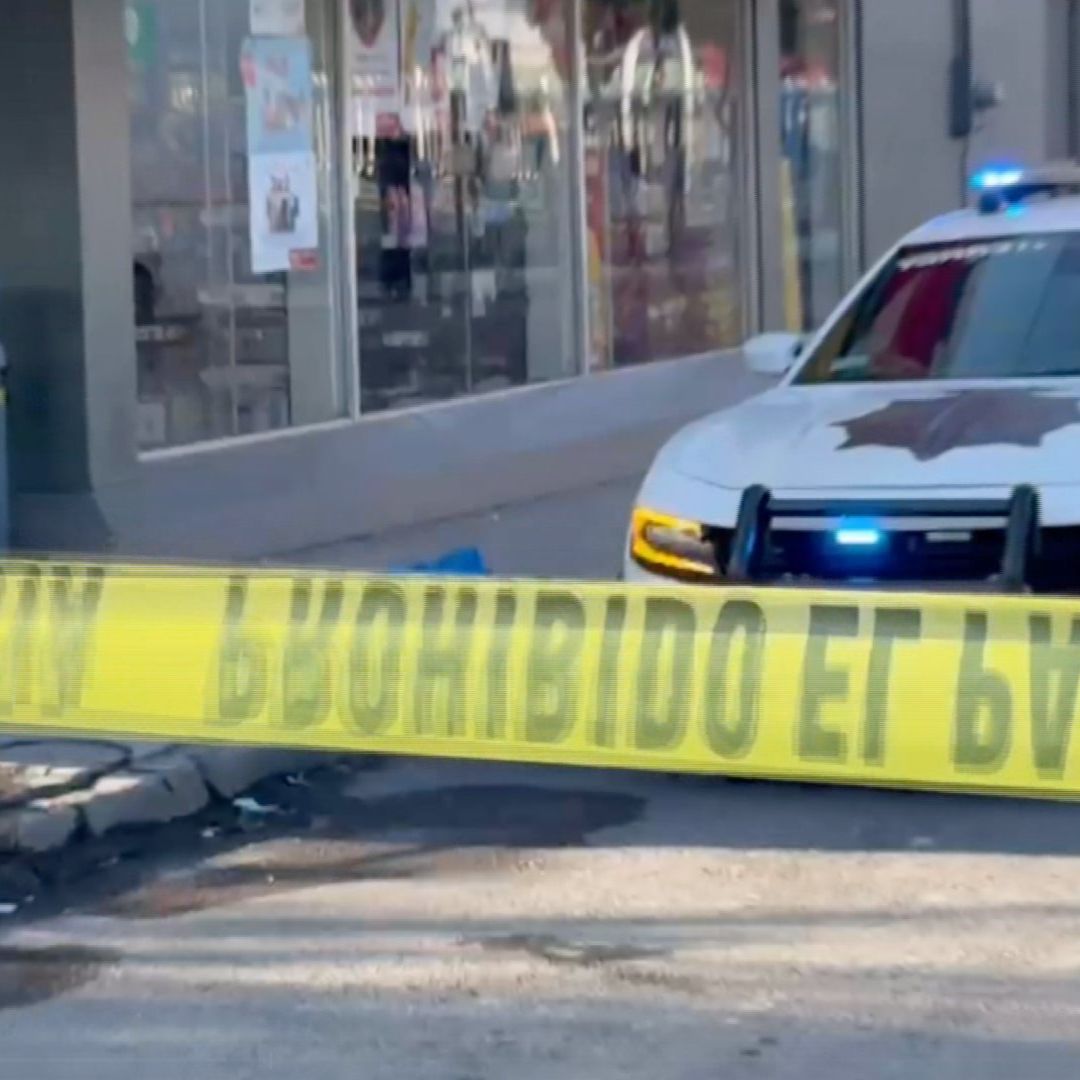 Policía de Monterrey acordona zona por muerto afuera de tienda de conveniencia