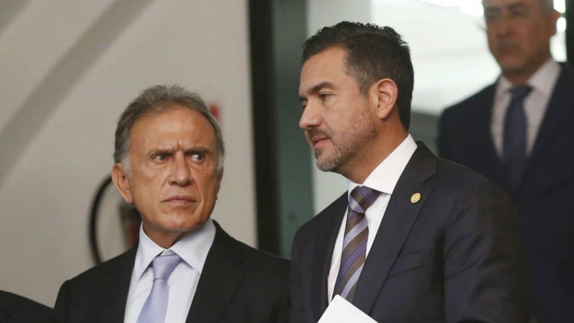 Miguel Ángel Yunes Márquez y su padre, Miguel Ángel Yunes Linares, en la sesión del Senado sobre la Reforma Judicial. Foto: Cuartoscuro