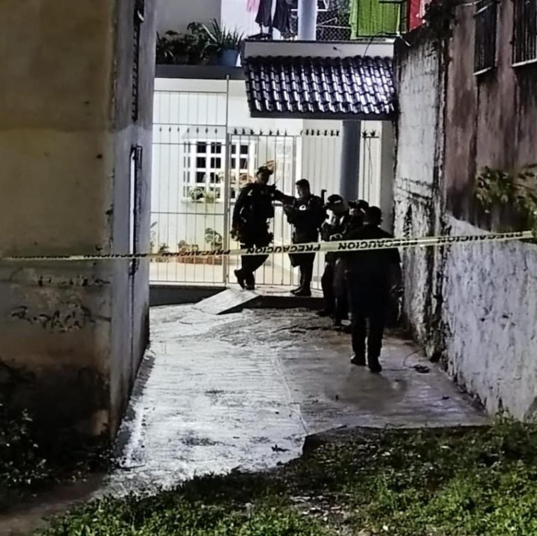 La zona fue resguardada por elementos de la policía municipal y estatal, mientras agentes ministeriales y peritos forenses realizaron las diligencias correspondientes.