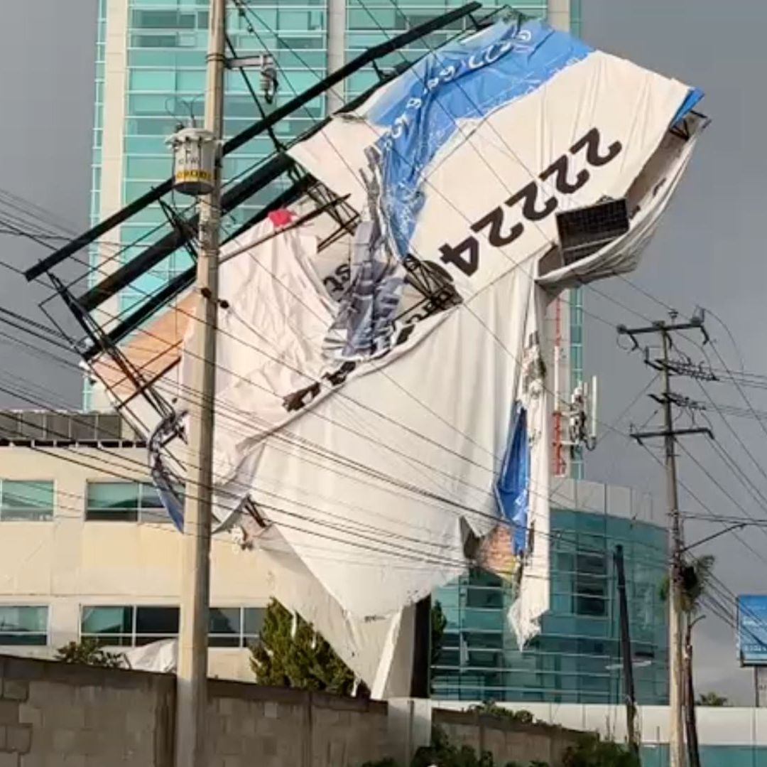 Colapso Anuncio Espectacular Vía Atlixcáyotl Puebla por Lluvia y Viento