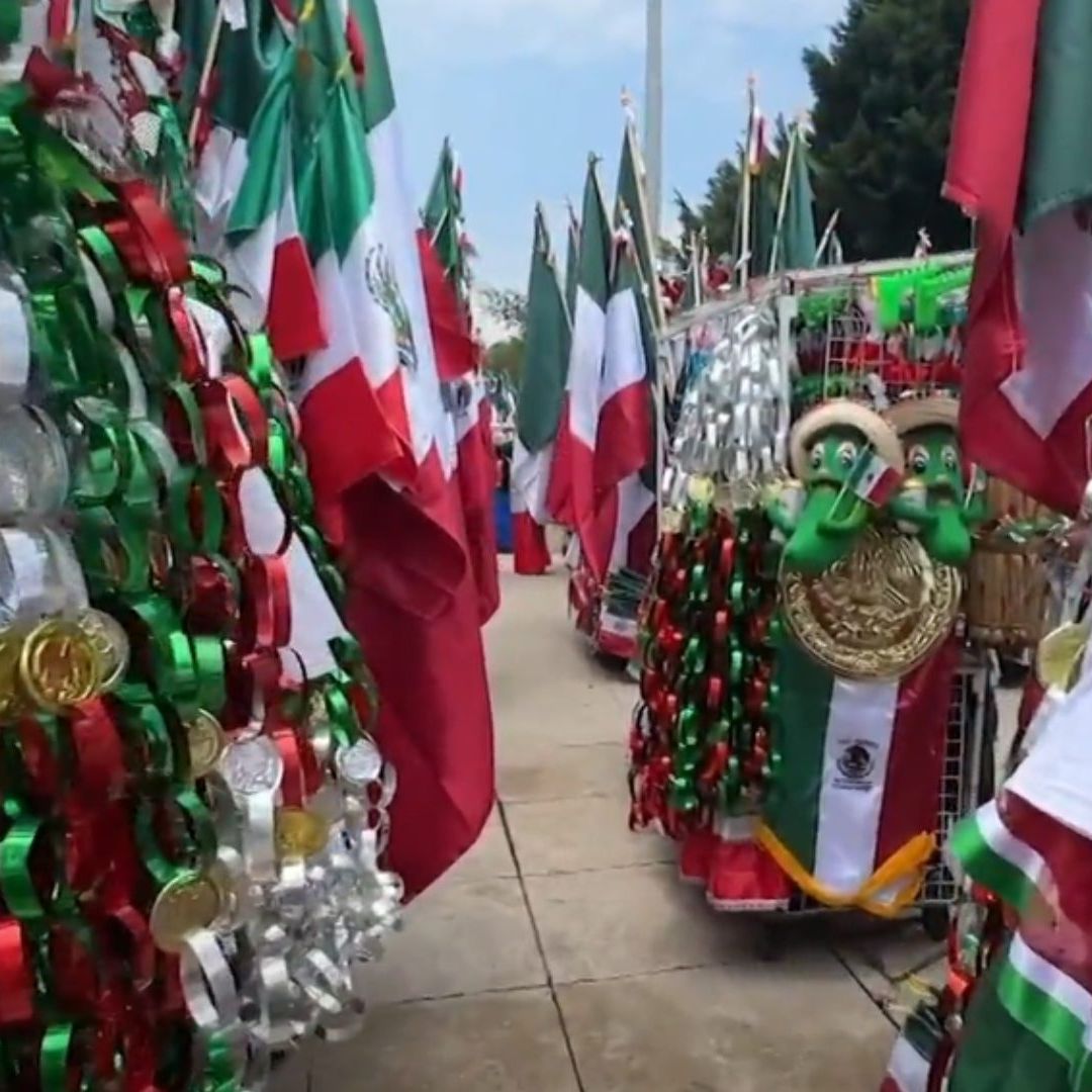 Artesanos de Adornos Patrios Compiten con Mercancía China