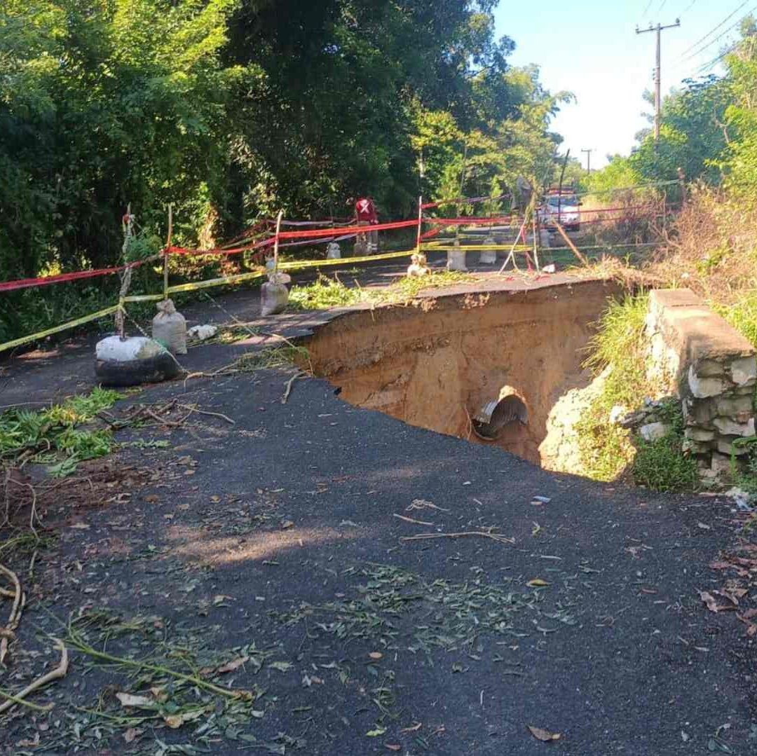 Colapso Deslave Cierre Parcial Carretera Estatal Sanzotla Acateno en Hueytamalco Puebla