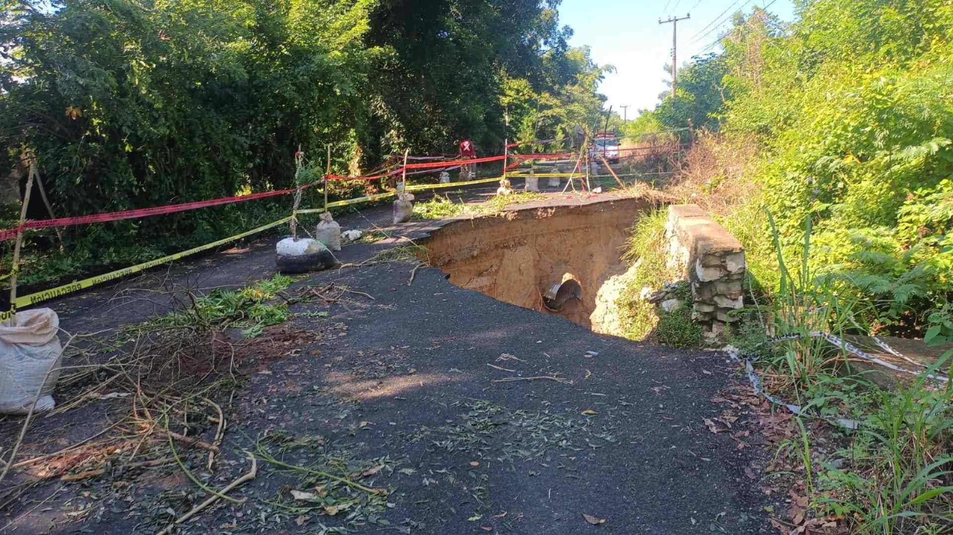 Colapso Deslave Cierre Parcial Carretera Estatal Sanzotla Acateno en Hueytamalco Puebla