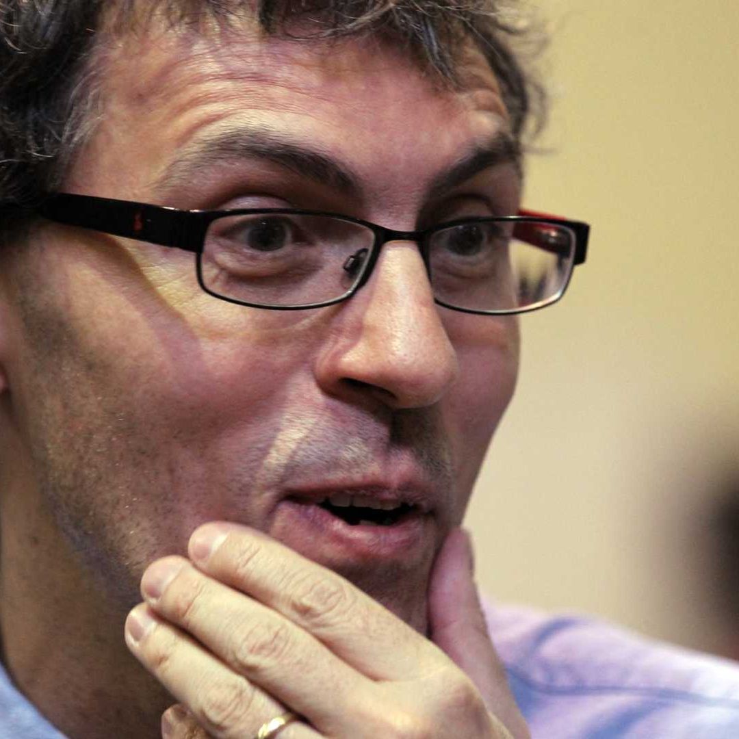 Miguel Alcubierre en una conferencia en 2015
