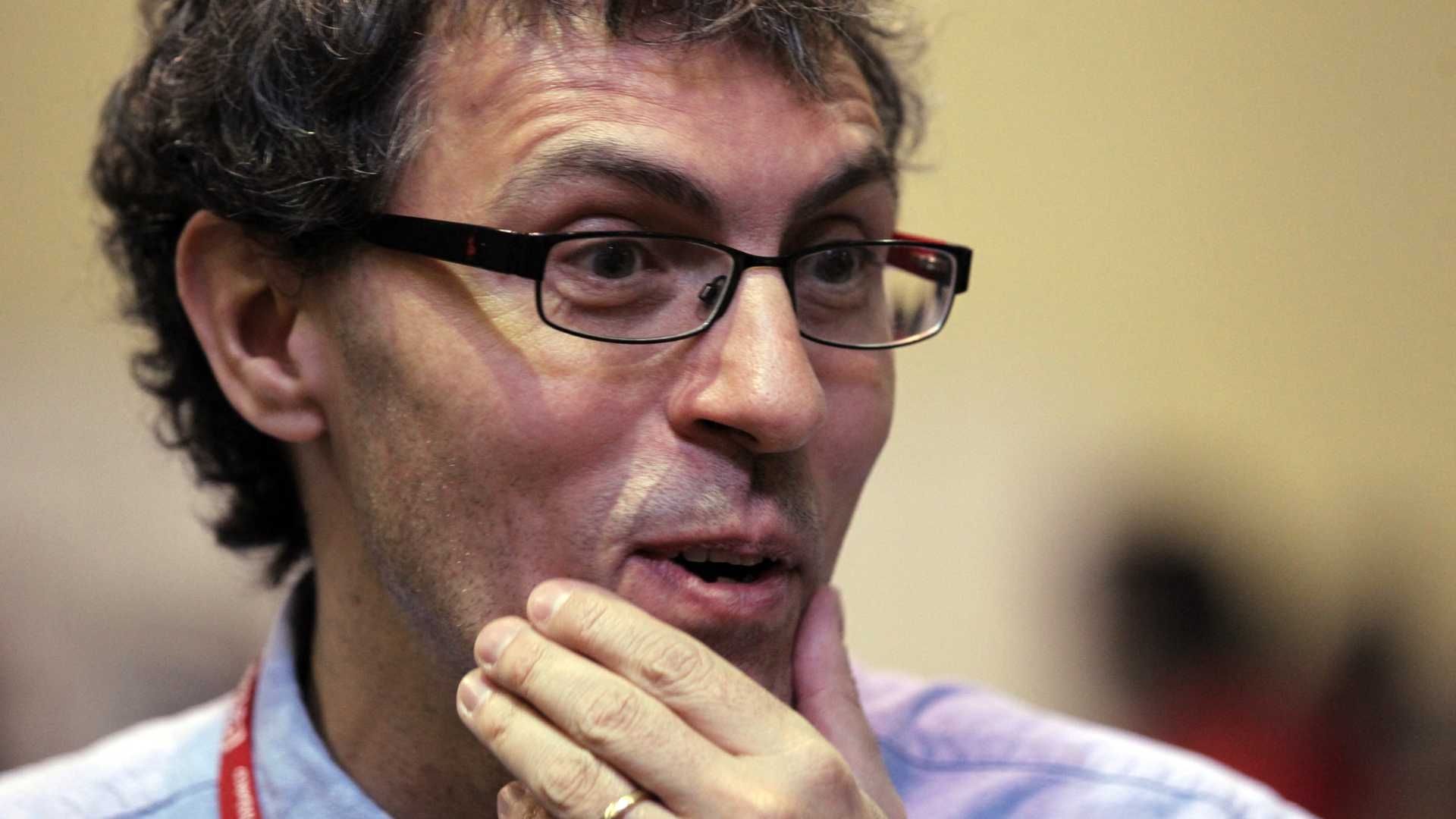 Miguel Alcubierre en una conferencia en 2015