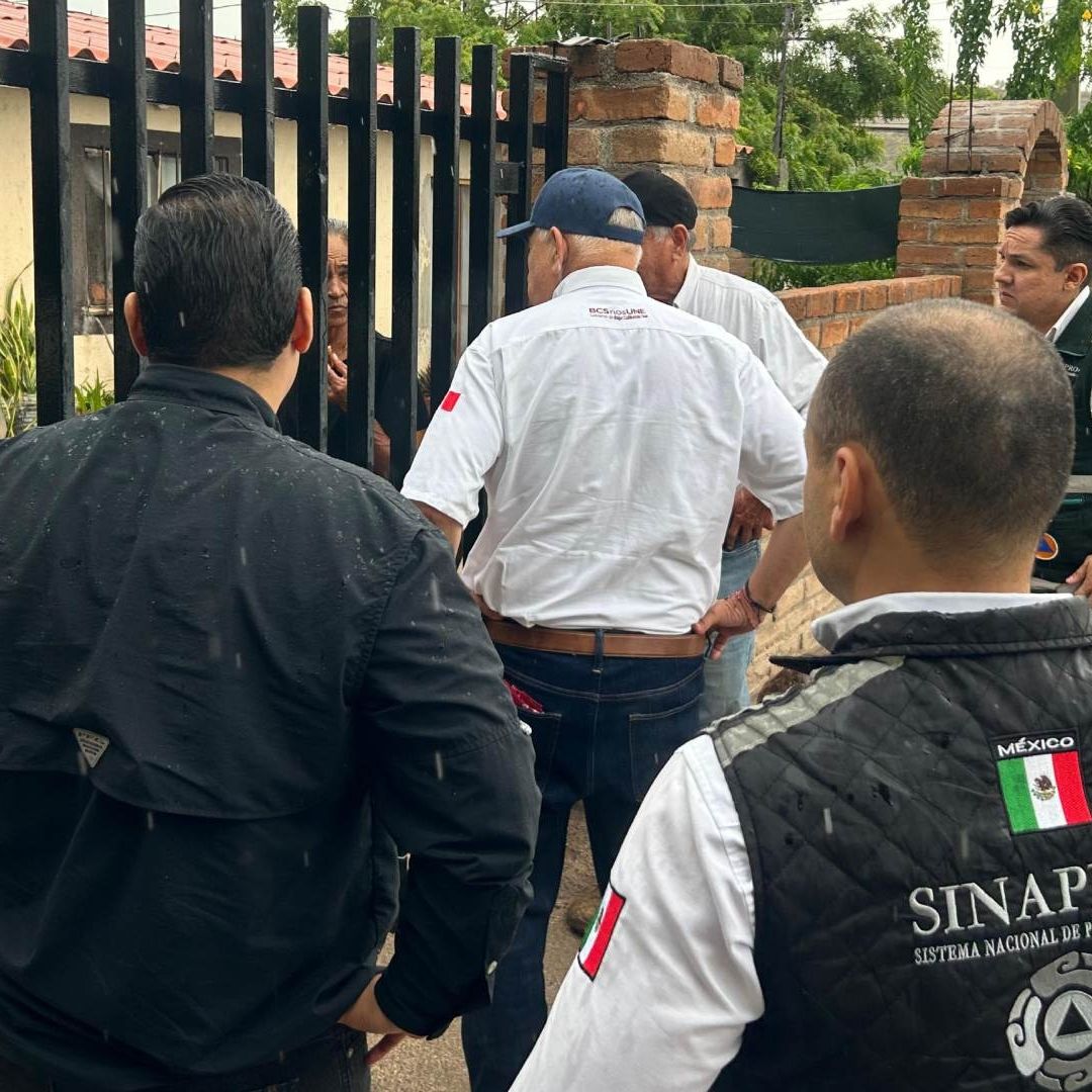 Autoridades de Protección Civil hablan con persona en La Paz