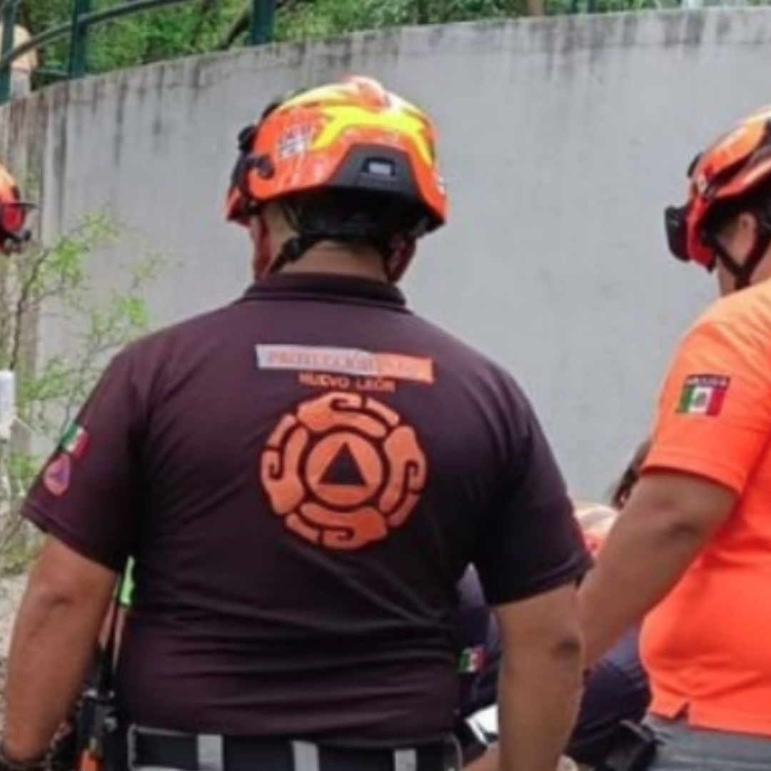 Servicios de emergencia acuden ante el reporte de una persona que se desvaneció. Foto: Protección Civil de Nuevo León