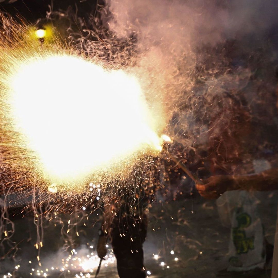 Algunos mexicanos tienen la tradición de tronar cohetes sin considerar que es una falta a la Ley de Cultura Cívica de la CDMX