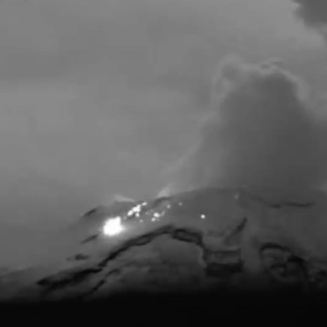 Volcán Popocatépetl Arrojando Material Incandescente durante Tormenta Eléctrica en Puebla