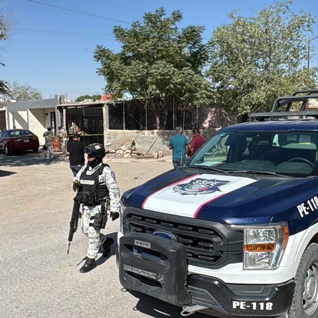 Agentes de seguridad en el domicilio donde ocurrió el asesinato