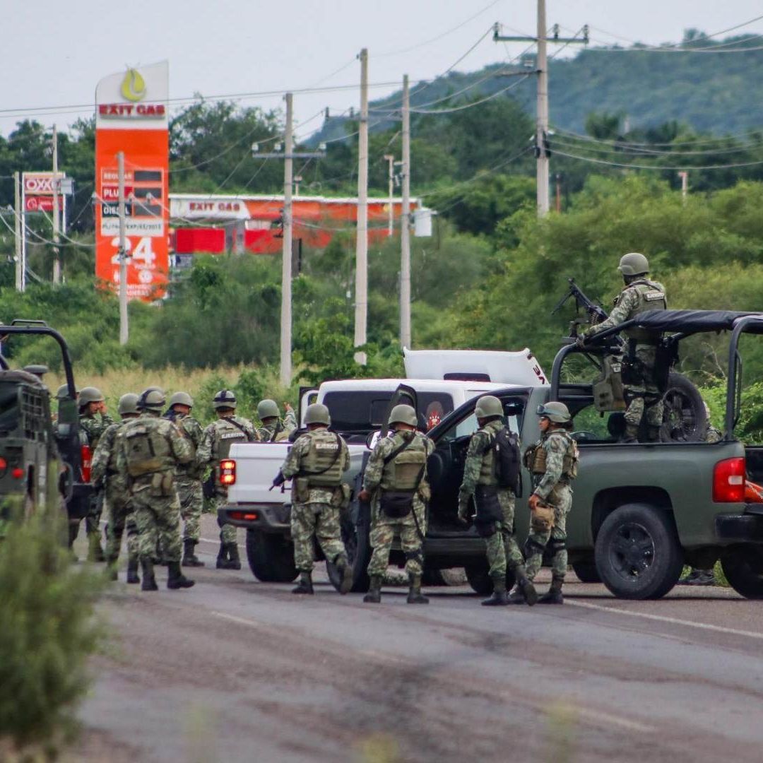 Elementos del Ejército Mexicano en la salida sur de Culiacán