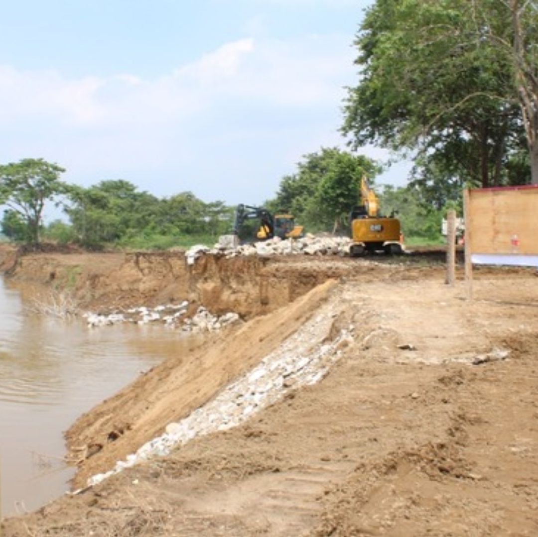Obras en una zona con agua y tierra.