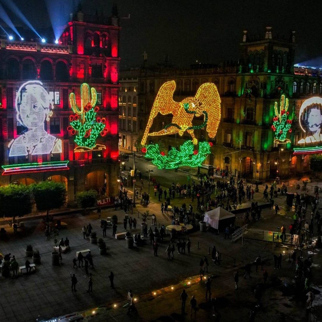 Alumbrado decorativo con Motivo del 214 Aniversario del Inicio de la Independencia de México.