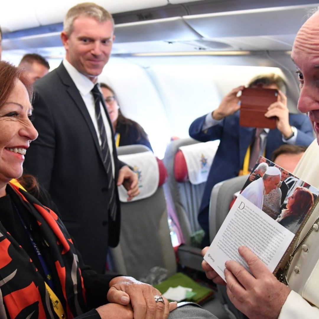 La periodista y escritora mexicana, Valentina Alazraki junto al papa Francisco. Foto: Valentina Alazraki