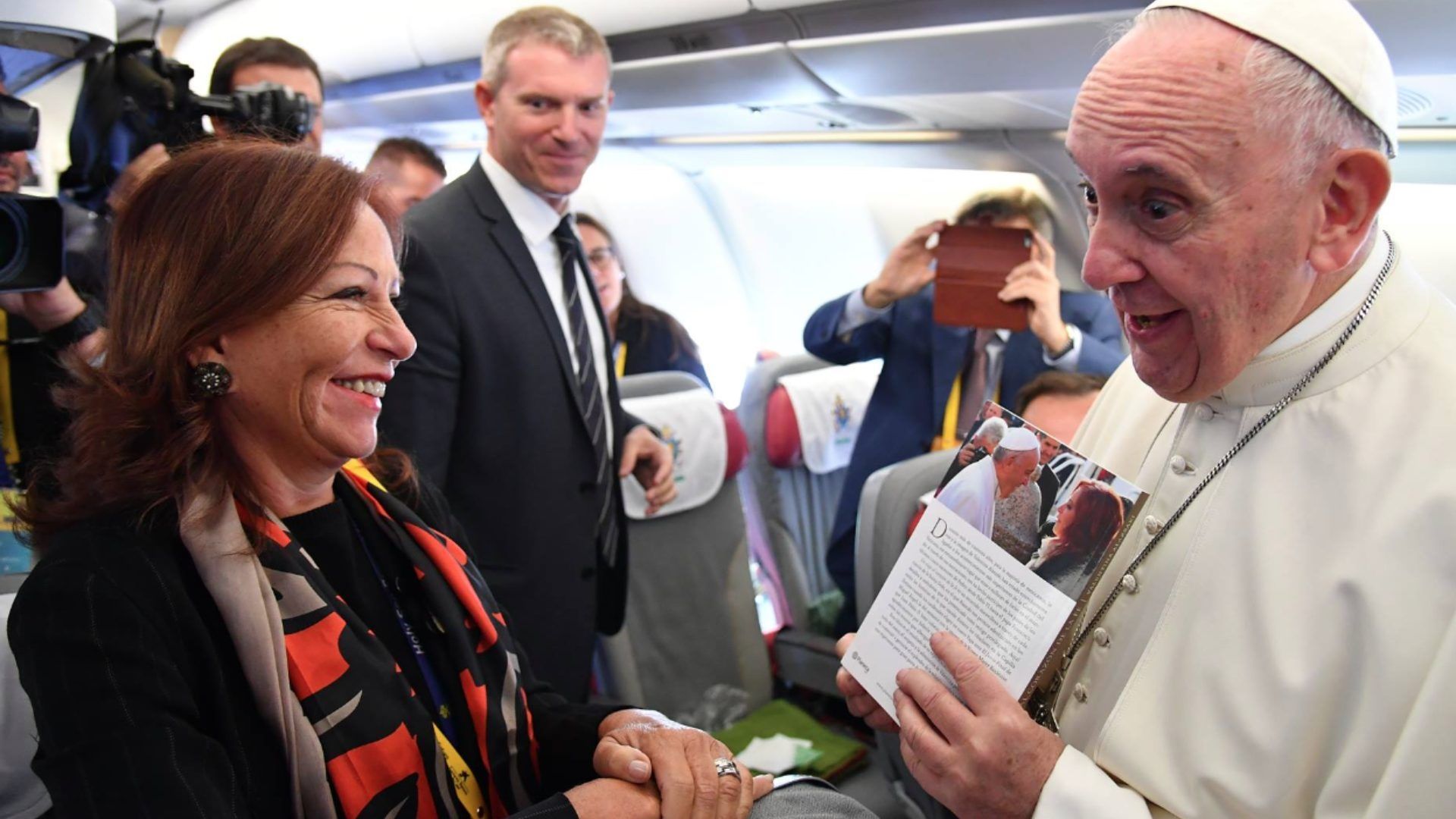 La periodista y escritora mexicana, Valentina Alazraki junto al papa Francisco. Foto: Valentina Alazraki