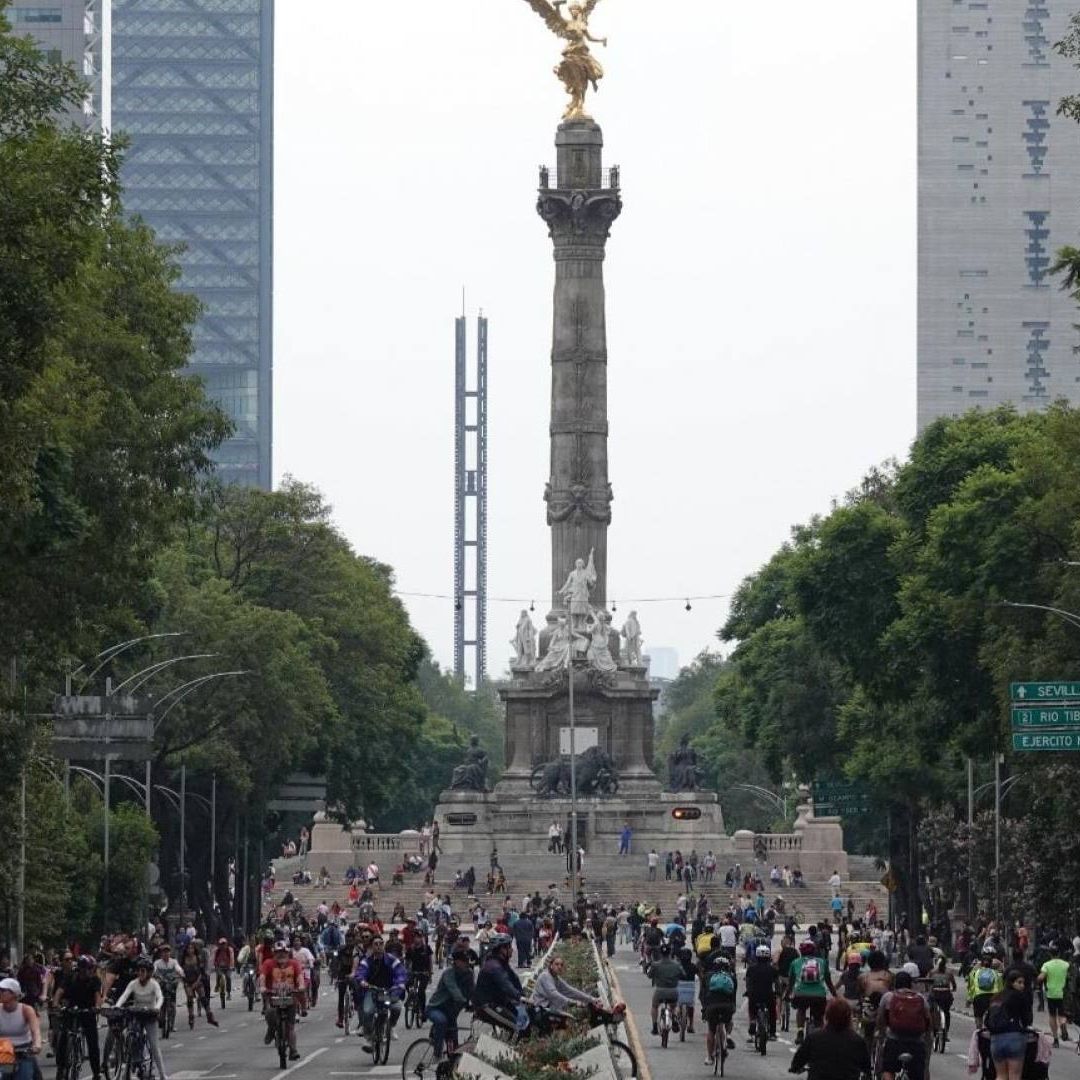 Paseo ciclista en en Paseo de la Reforma, CDMX.