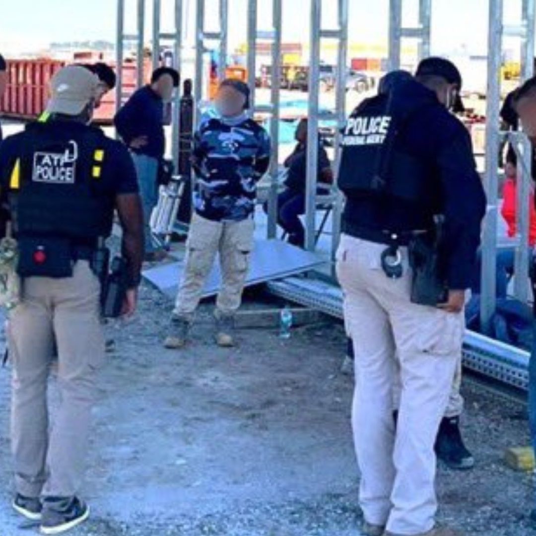 Redadas en Fábrica de Baterías y de Barritas Nutritivas Dejan Cientos de Migrantes Detenidos