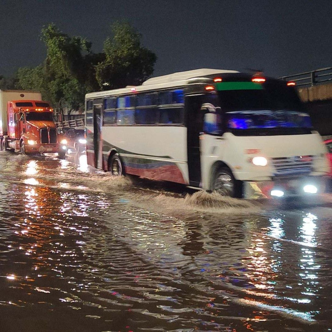 Son constantes las inundaciones en el paradero de Indios Verdes cada vez que llueve. Foto Cuartoscuro