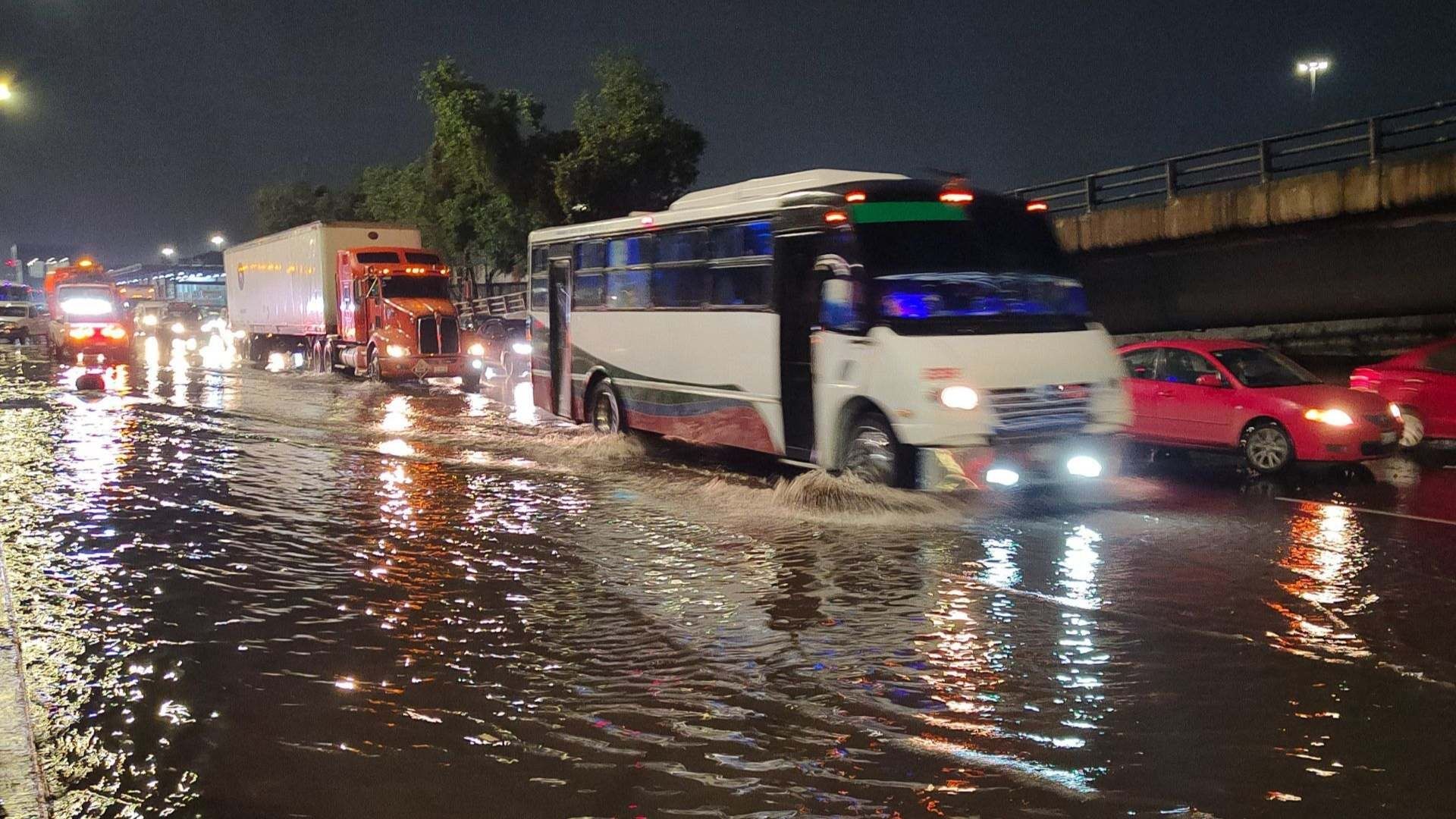 Son constantes las inundaciones en el paradero de Indios Verdes cada vez que llueve. Foto Cuartoscuro