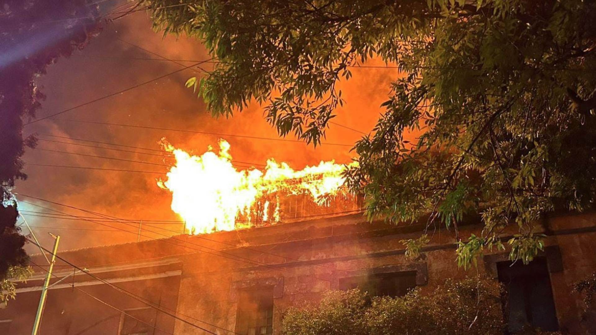 Se Registra Fuerte Incendio en Inmueble del Centro Histórico de la CDMX