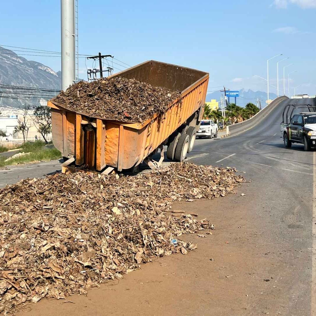 Contenedor se desprende y tira carga de chatarra