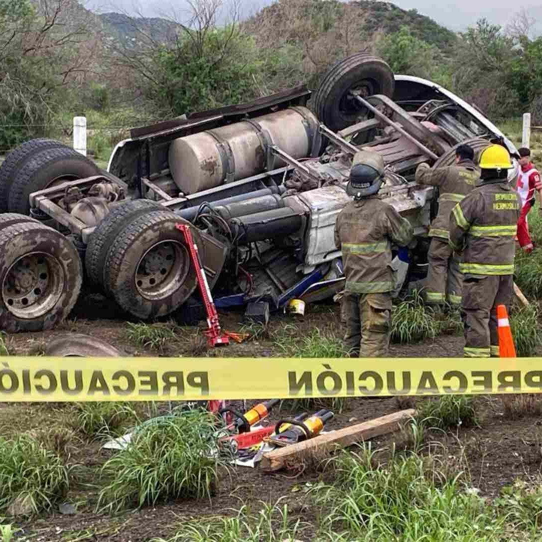 Conductor de Tractocamión Pierde la Vida al Terminar Volcado en Carretera Hermosillo-Nogales.