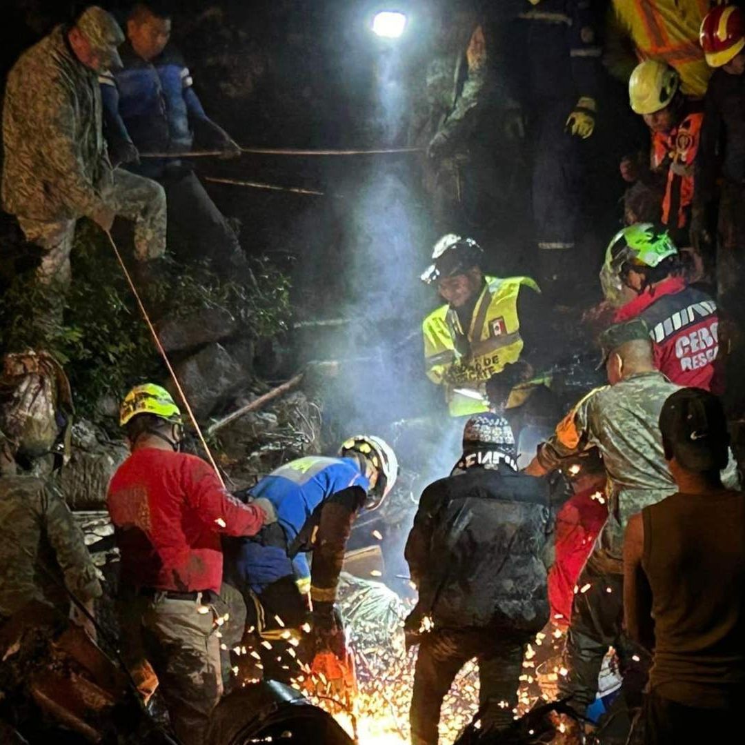 Rescatan a 3 Personas Atrapadas en Deslave de Cerro en Jilotzingo, Estado de México