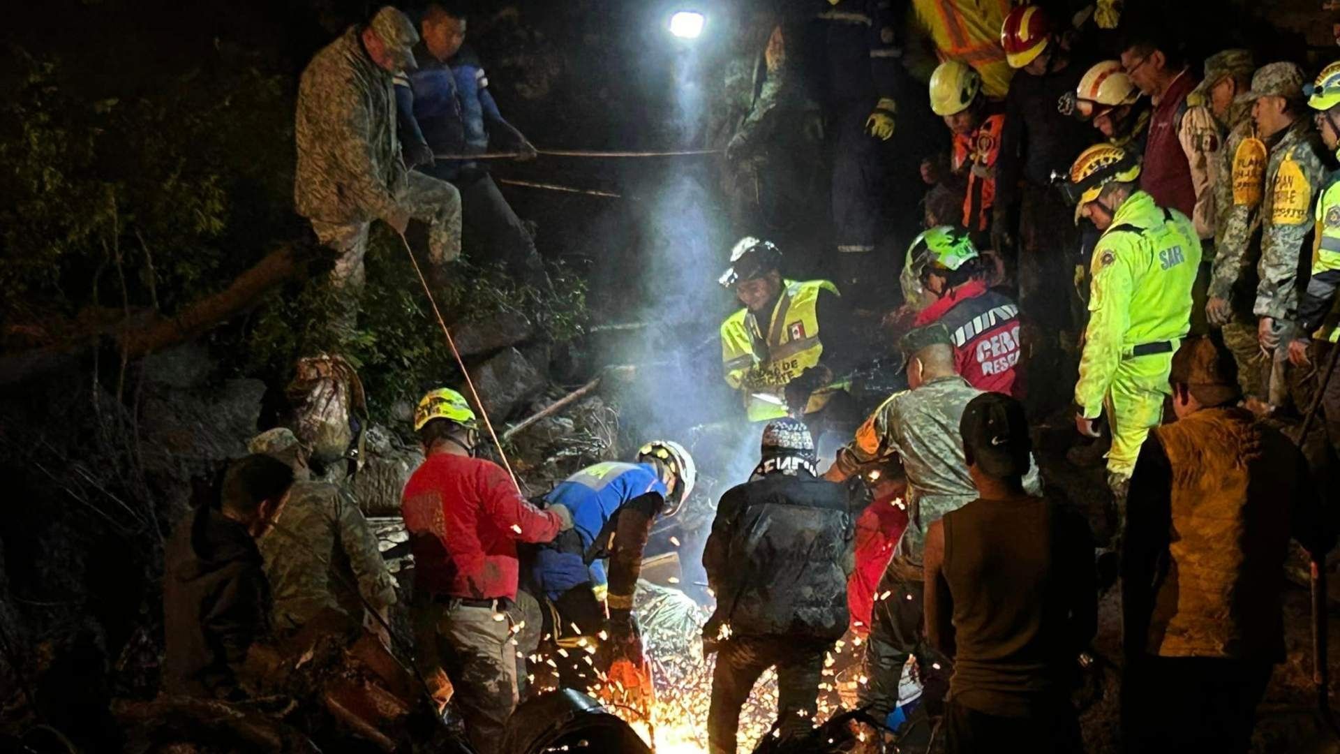 Rescatan a 3 Personas Atrapadas en Deslave de Cerro en Jilotzingo, Estado de México