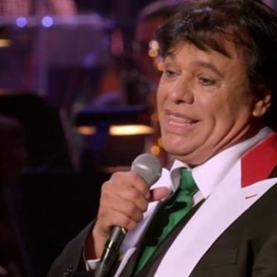 Juan Gabriel Reúne a Cientos de Fanáticos en la Cineteca Nacional