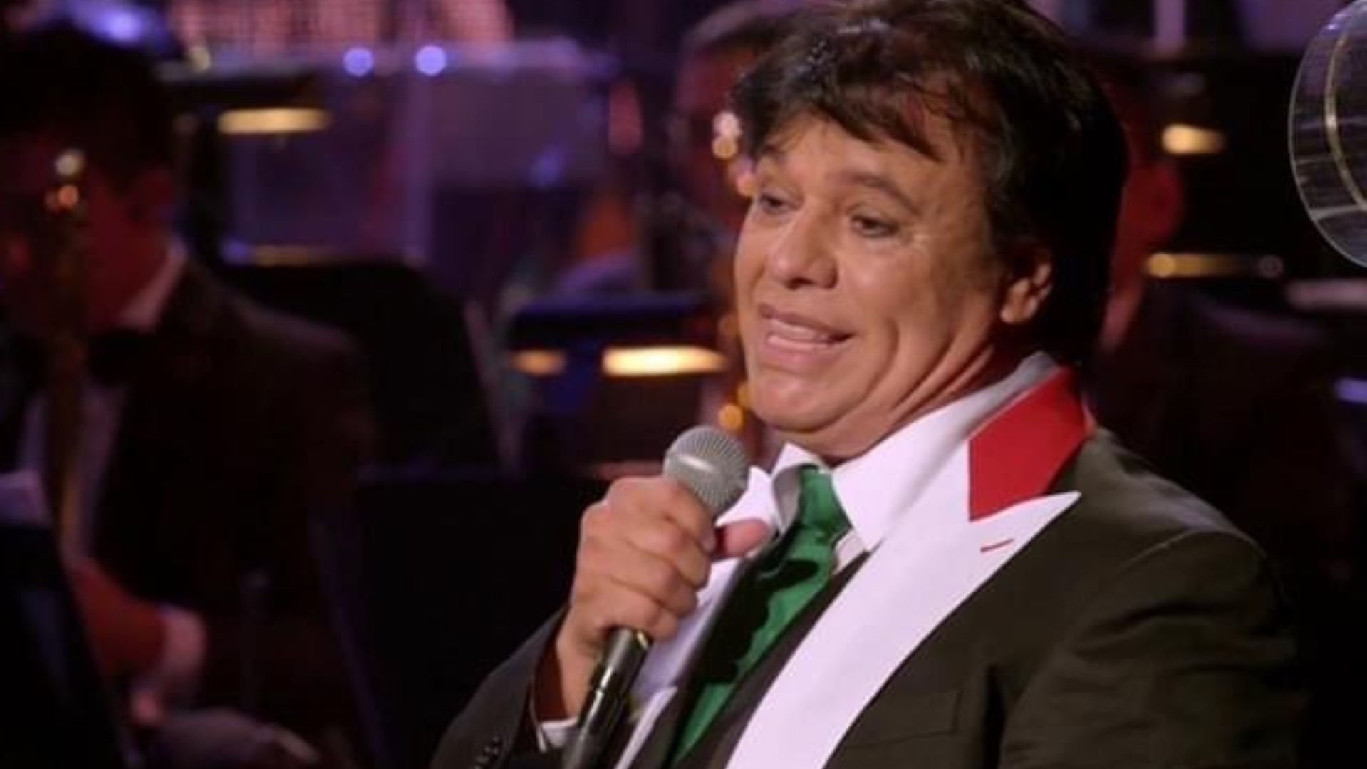 Juan Gabriel Reúne a Cientos de Fanáticos en la Cineteca Nacional