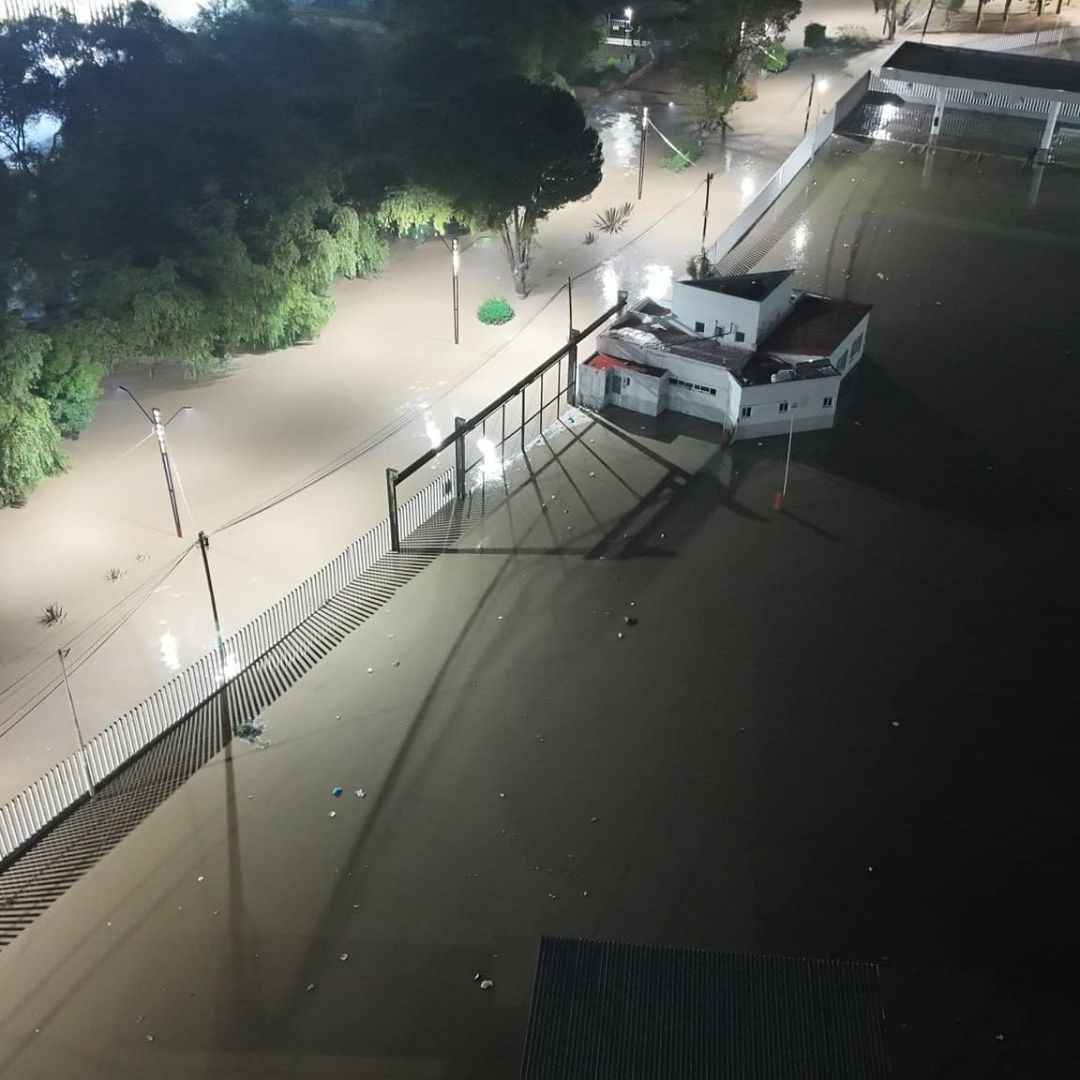 Desbordamiento del Río Tepeji, en Hidalgo, Deja Encharcamientos y Caída de Árboles