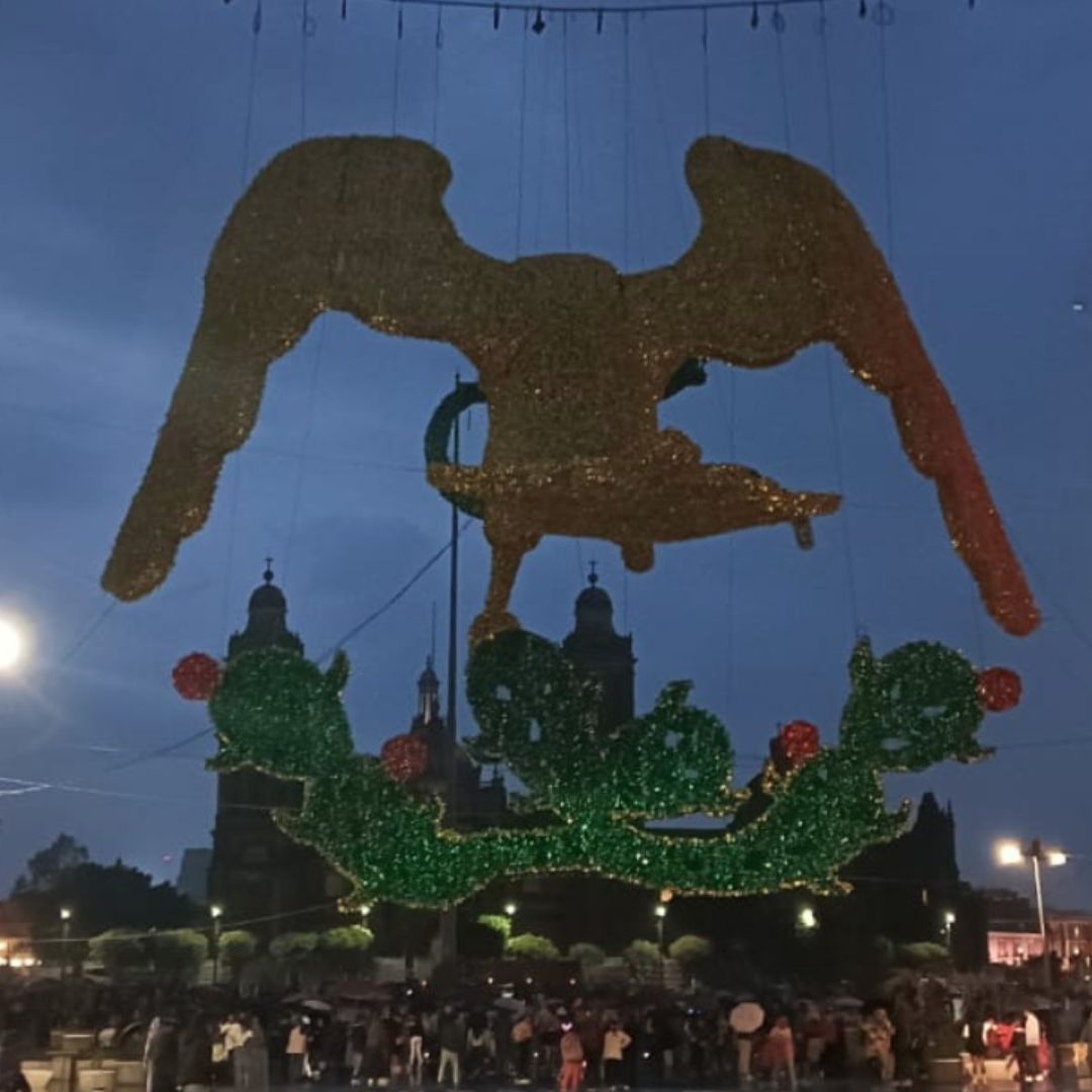 Lluvias dejan sin energía eléctrica adornos patrios en la CDMX. Foto: X @SGIRPC_CDMX
