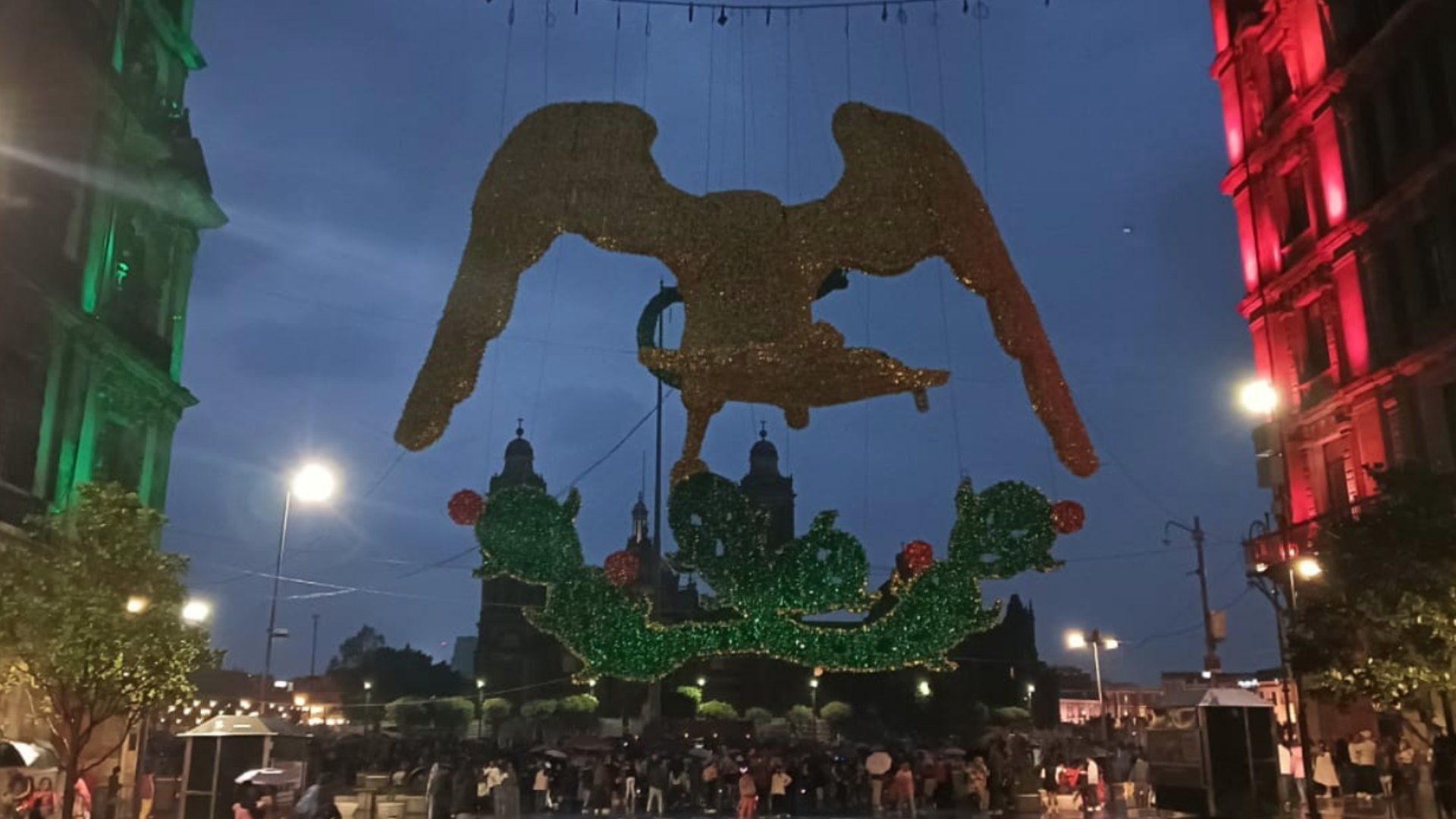 Lluvias dejan sin energía eléctrica adornos patrios en la CDMX. Foto: X @SGIRPC_CDMX