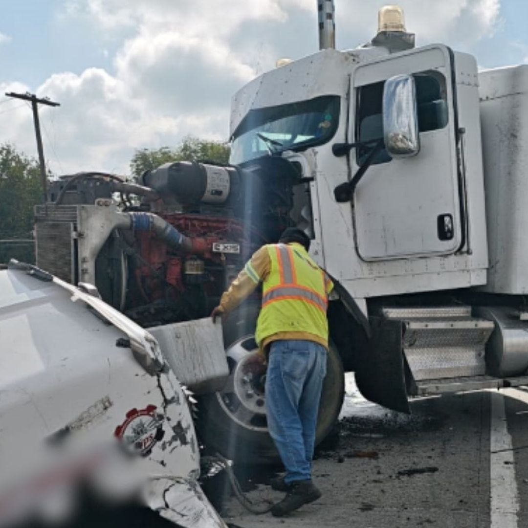Aparatoso Choque de Tráiler contra Muro de Contención Autopista Puebla Córdoba