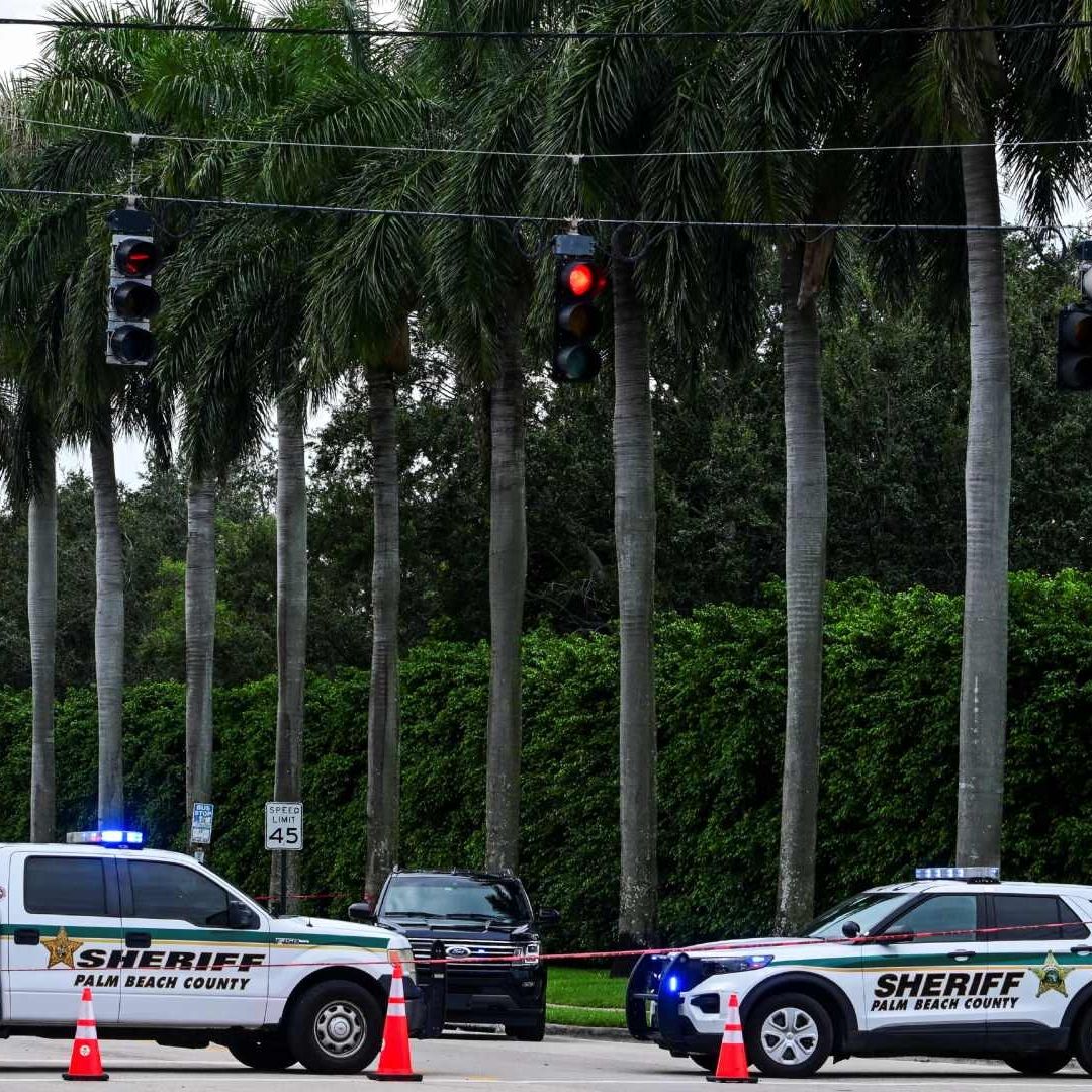 Personal policial continúa investigando el área alrededor del Trump International Golf Club, luego de un aparente intento de asesinato