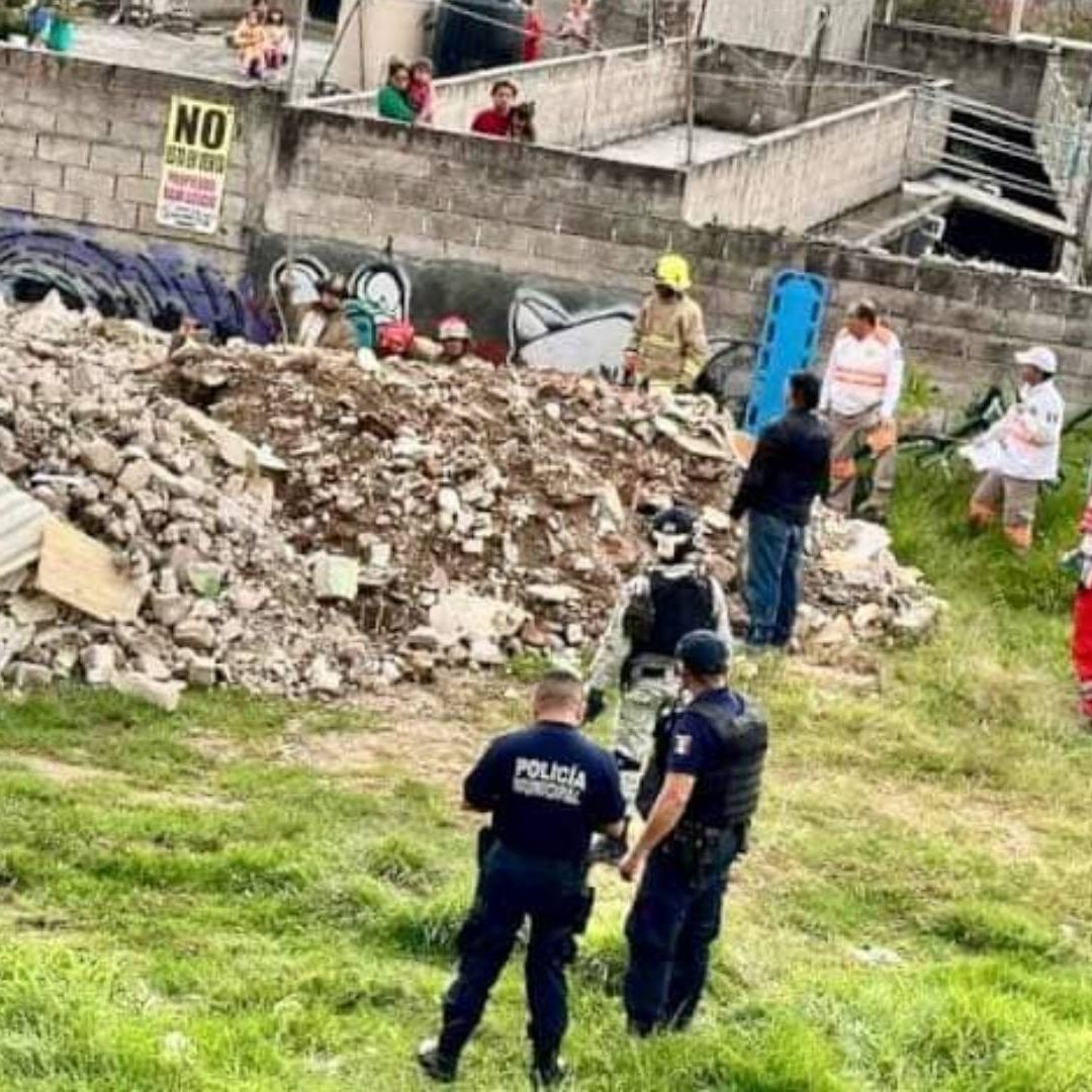 Ebrio Se Queda Dormido en Terreno Baldío y lo Entierran Vivo Bajo Escombros