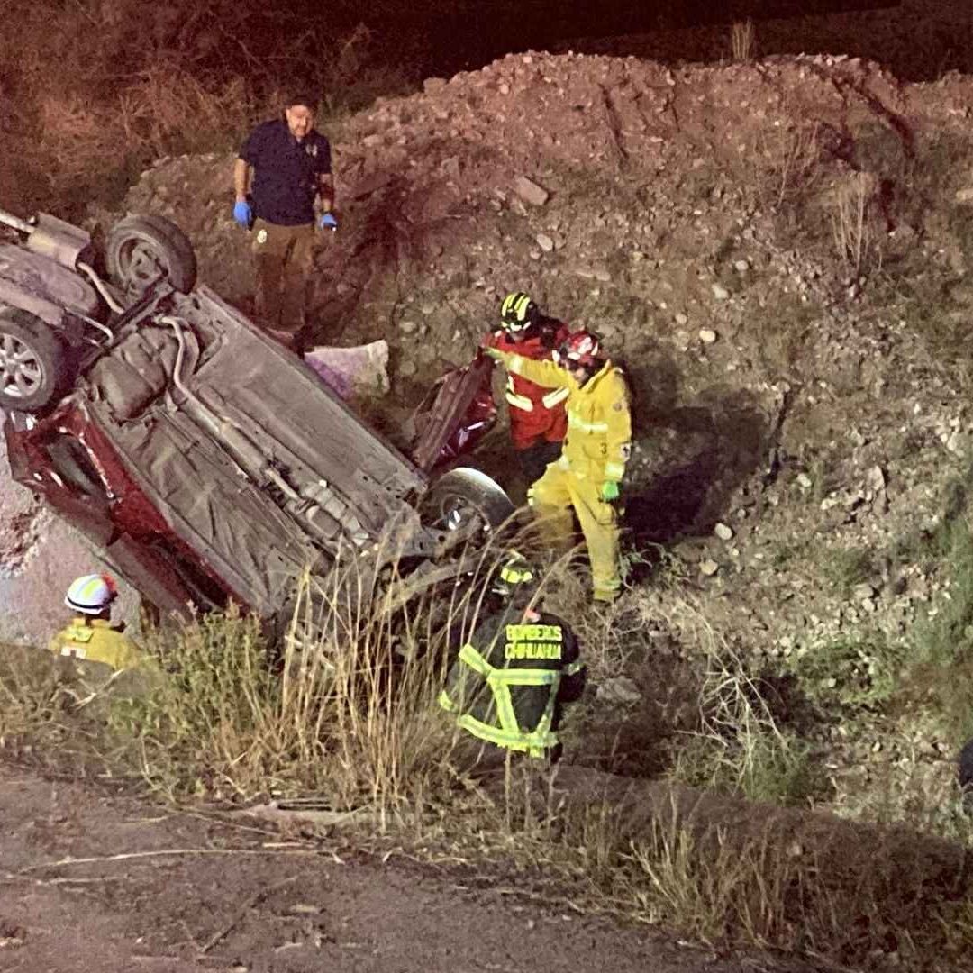 Un Auto Volcó en la Carretera Chihuahua a Juárez; 3 Adultos y 1 Menor Murieron
