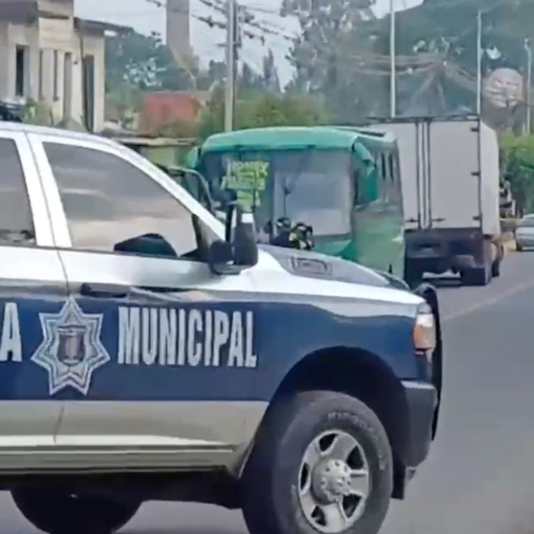Según los primeros reportes un hombre armado subió al autobús de transporte y atacó a la pasajera a disparos causándole la muerte casi de inmediato.
