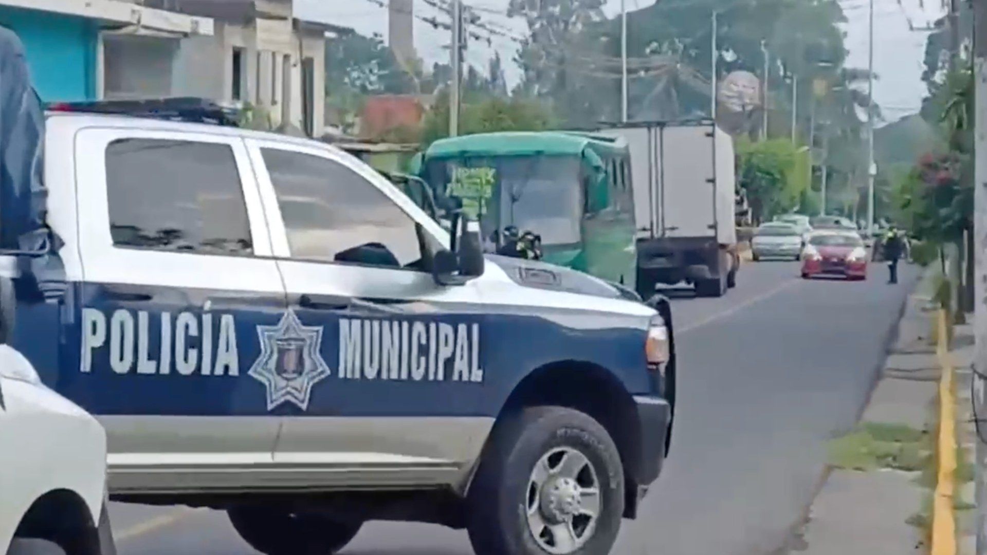 Según los primeros reportes un hombre armado subió al autobús de transporte y atacó a la pasajera a disparos causándole la muerte casi de inmediato.
