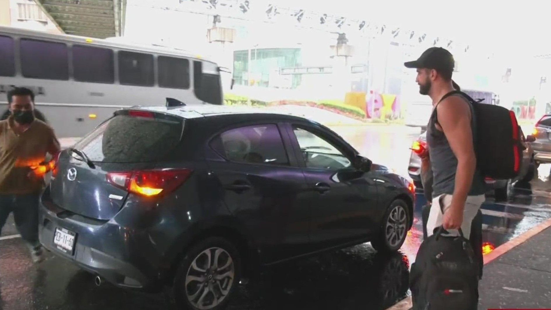 Pasajeros caminando hacia puntos de taxis de aplicación en AICM