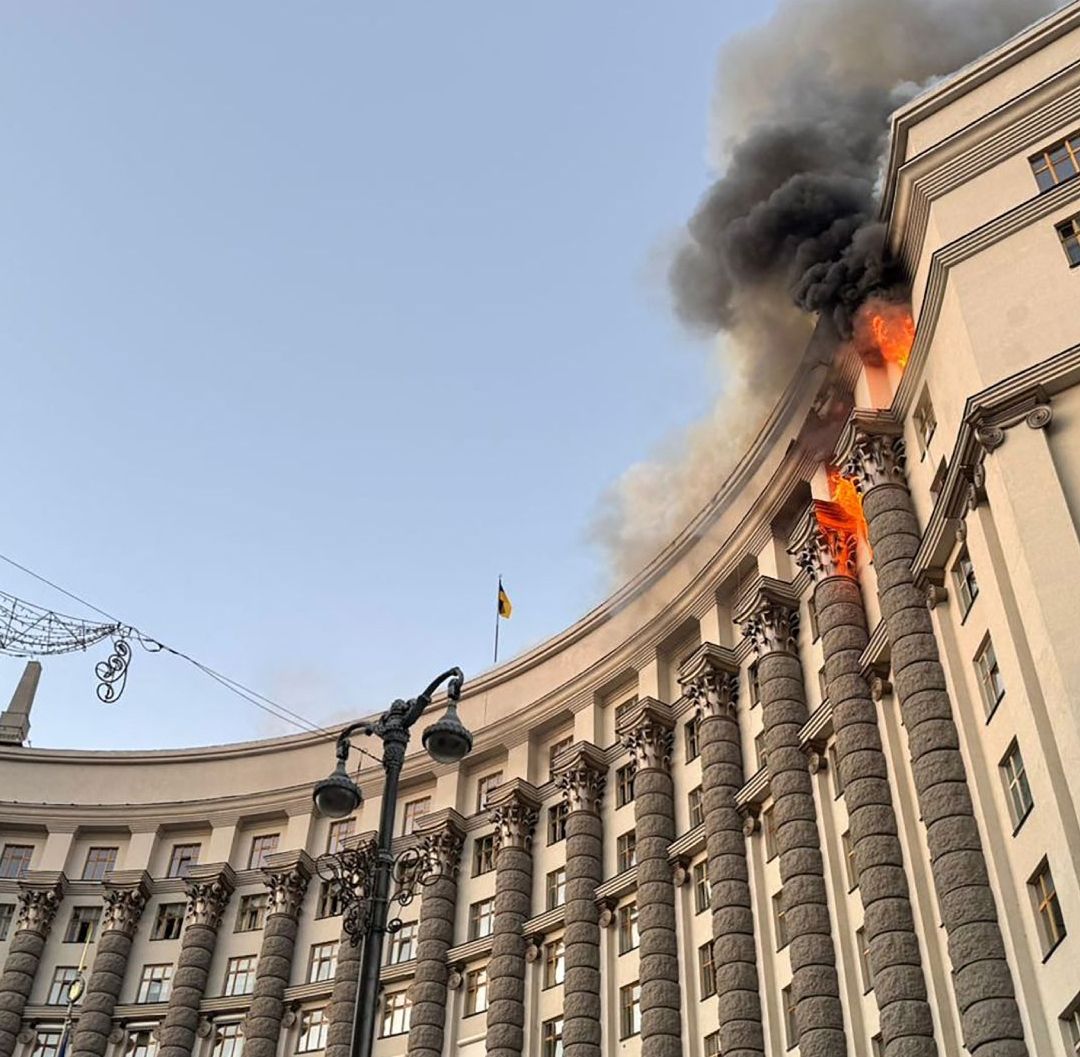 Rusia Ataca Sede del Gobierno Ucraniano y Otros Edificios con Más de 800 Drones